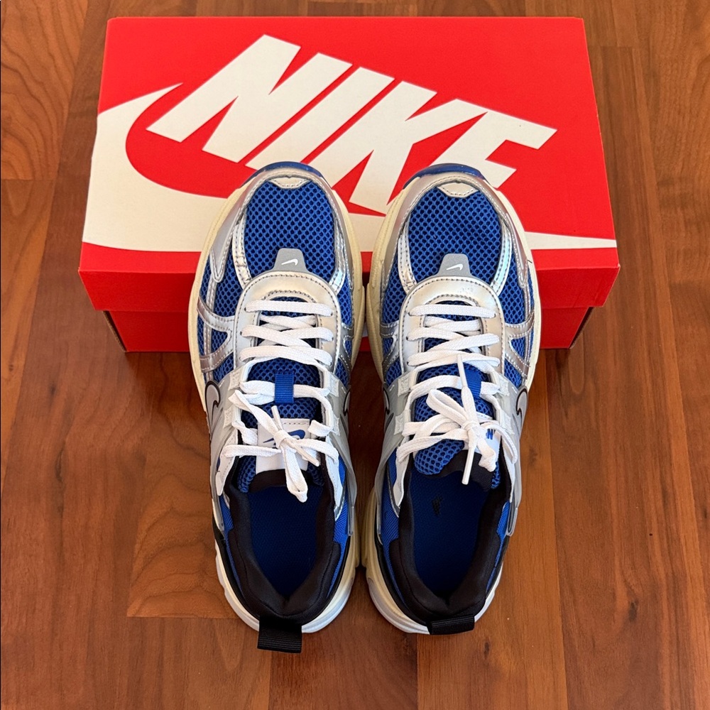 Unisex Nike V2K RUN Sneakers. Size US W8/M6.5